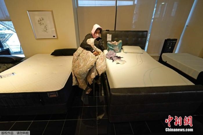當(dāng)?shù)貢r(shí)間2月17日，美國得州的一家畫廊兼家具店內(nèi)，大批民眾來此避寒取暖，其中不乏一些人帶著被子來過夜。美國近日遭遇極寒天氣侵襲，多地氣溫創(chuàng)近年新低，其中得州災(zāi)情最嚴(yán)重，暴風(fēng)雪導(dǎo)致電網(wǎng)在酷寒中癱瘓，約400萬居民家中長時(shí)間停電。美國國家氣象局表示，得州休斯敦等地的氣溫甚至比靠近北極圈的阿拉斯加還要低。