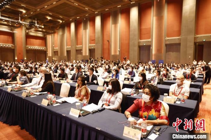 500余名專家學(xué)者、嘉賓代表以線上線下方式參加開(kāi)幕式?！∈⒓样i 攝