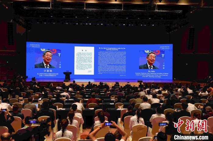 第九屆、第十屆全國(guó)人大常委會(huì)副委員長(zhǎng)許嘉璐向大會(huì)發(fā)來(lái)賀信?！∈⒓样i 攝