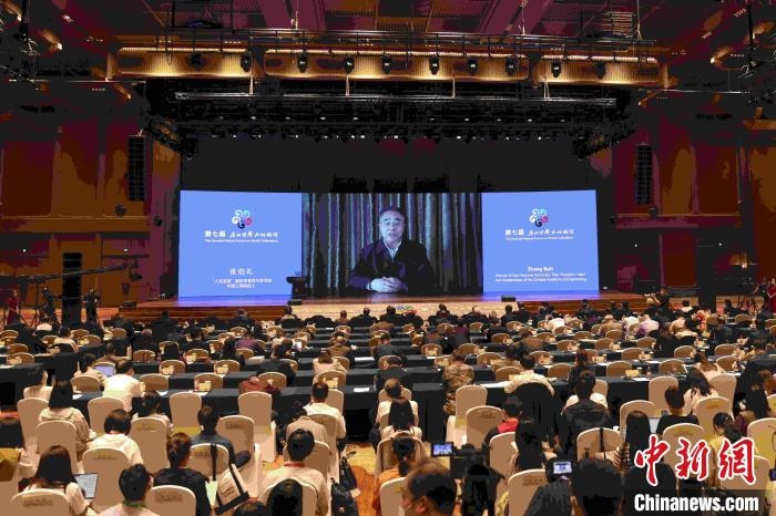 中國(guó)工程院院士、“人民英雄”國(guó)家榮譽(yù)稱號(hào)獲得者張伯禮通過(guò)視頻發(fā)表主旨演講。　盛佳鵬 攝