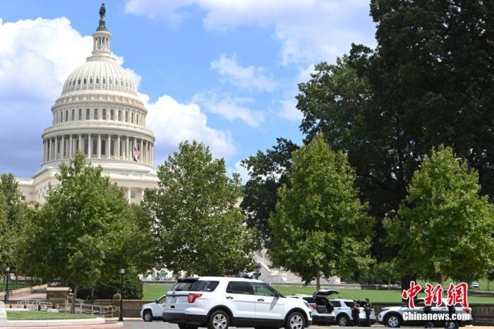 當?shù)貢r間8月19日，一名男子駕駛黑色皮卡至國會圖書館前，并聲稱車上有炸彈。該事件導致美國國會大廈周邊街道封鎖，警方還疏散了周邊國會辦公樓和聯(lián)邦最高法院里的工作人員。圖為警方在美國會大廈西側廣場警戒。 <a target='_blank' href='http://www.chinanews.com/'>中新社</a>記者 陳孟統(tǒng) 攝