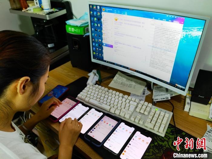 圖為網(wǎng)絡(luò)客服為網(wǎng)上“專車座套”客戶答疑釋惑?！巫雍?攝