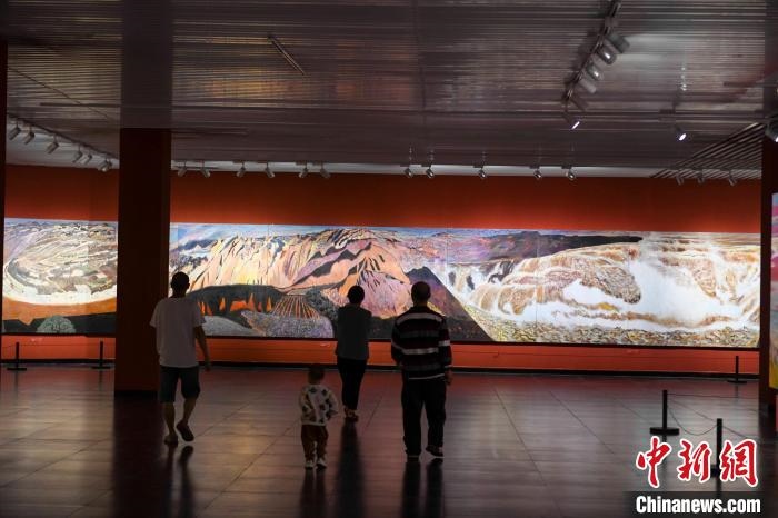 162米巨幅油畫長卷《黃河》吸引市民駐足觀看?！钊A峰 攝