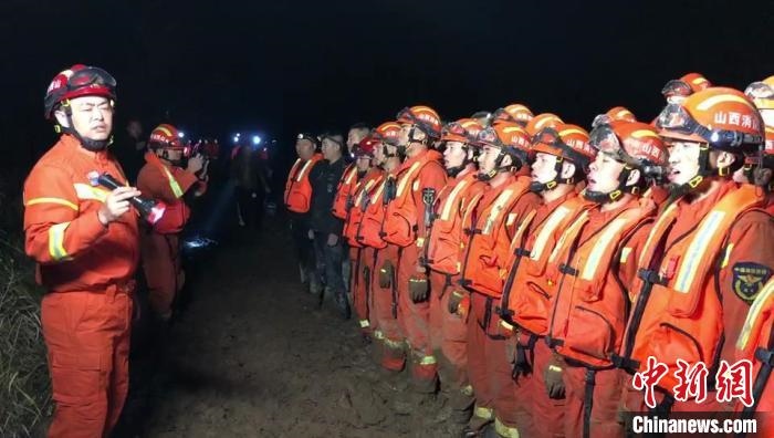 平遙縣消防救援大隊大隊長龔宇作總攻發(fā)起前的動員?！￠Z旭輝 攝