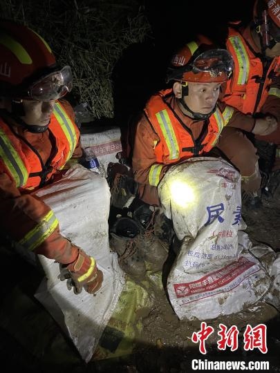 短暫修整期間，消防員脫掉鞋襪，用編織袋套住腿腳保暖?！￠Z旭輝 攝