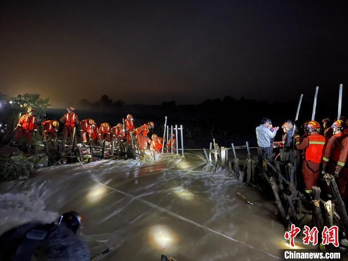 消防員分成左右兩路，同時發(fā)起決口封堵總攻。　閆旭輝 攝