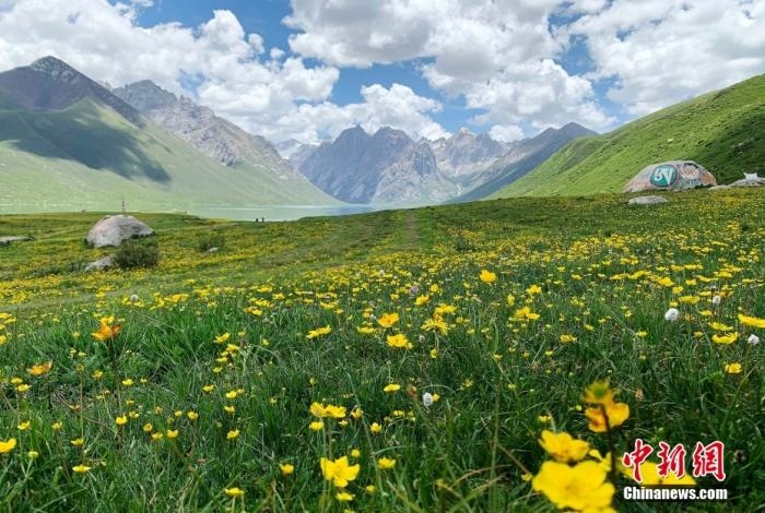 位于青海省果洛藏族自治州久治縣的年保玉則意為“神圣不可侵犯的地方”，山形如蓮花，總面積3469平方公里，保存有冰蝕地貌、冰磧地貌、現(xiàn)代冰川等地質(zhì)遺跡，有“天神后花園”之稱。
<a target='_blank' href='http://www.chinanews.com/'>中新社</a>記者 孫睿 攝