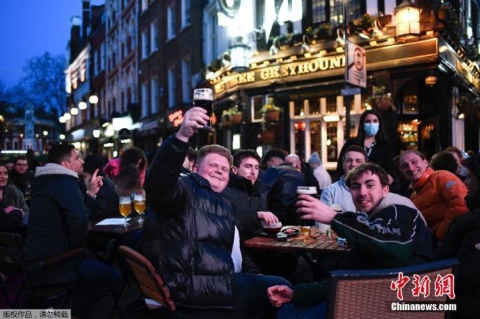 當(dāng)?shù)貢r(shí)間2021年4月12日，英國(guó)進(jìn)入放松疫情封鎖措施的第二階段。商鋪、理發(fā)店、健身房等被允許重新開(kāi)張，酒吧和餐館也可以在室外營(yíng)業(yè)。據(jù)悉，酒吧解封的第一晚，倫敦大批民眾在市中心喝酒跳舞，場(chǎng)面宛如狂歡節(jié)。