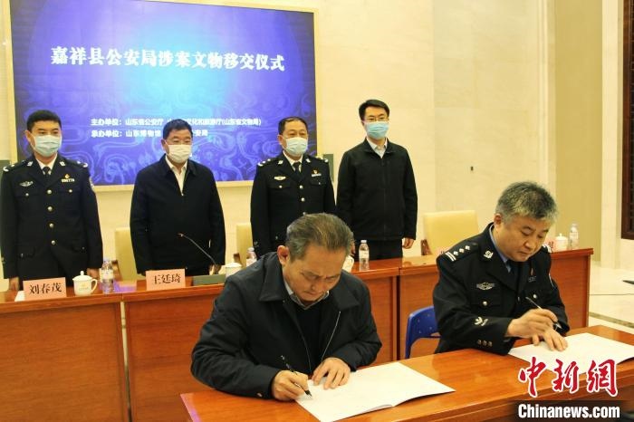 山東博物館館長鄭同修和嘉祥縣人民政府副縣長、公安局局長趙健簽署移交協(xié)議?！≮w曉 攝