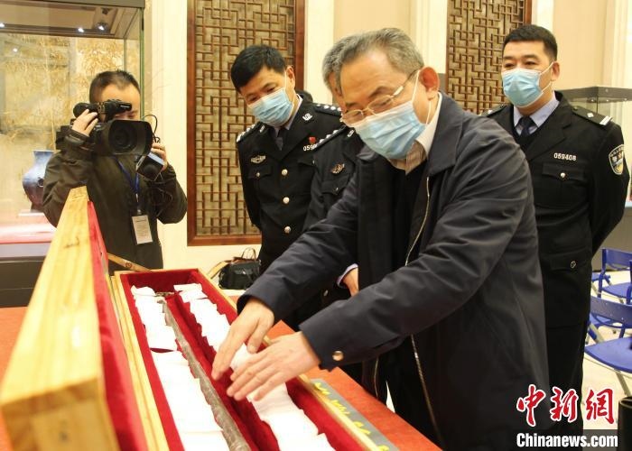 山東博物館館長鄭同修介紹涉案文物龍首錯銀木柲銅杖。　趙曉 攝