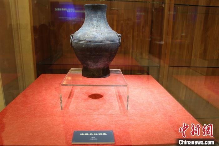 二級文物戰(zhàn)國時期漆蓋云紋銅壺。　趙曉 攝