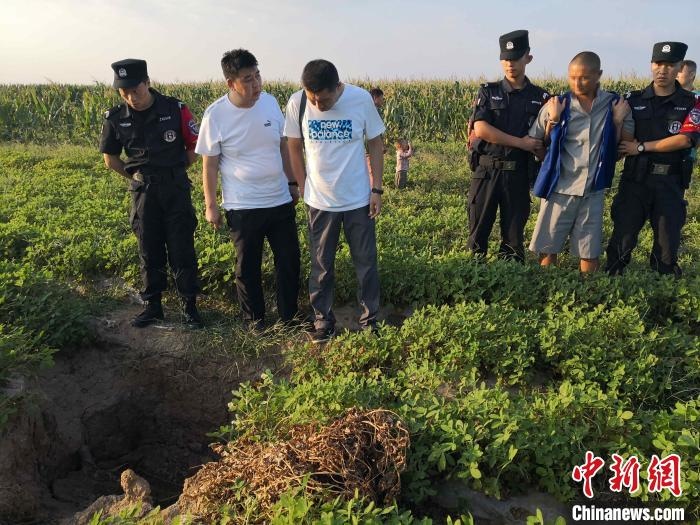 資料圖：犯罪嫌疑人辨認作案現(xiàn)場?！〖蜗榭h公安局供圖