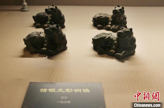 一級文物錯銀虎形銅鎮(zhèn)。　趙曉 攝