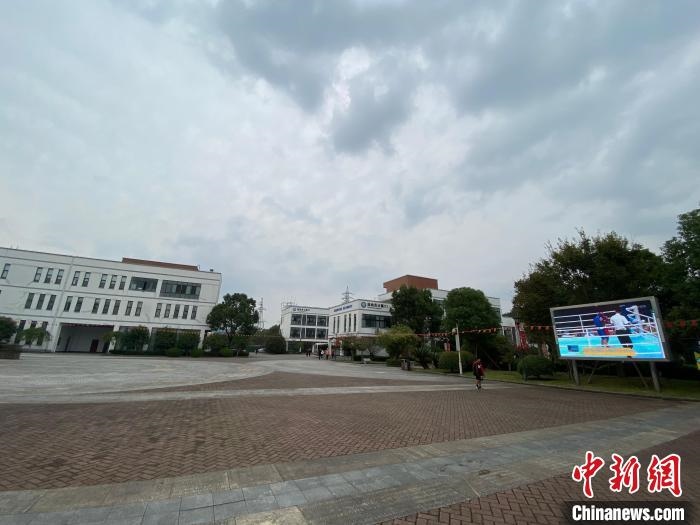 寧波市第二少年兒童業(yè)余體育學校?！×植?攝
