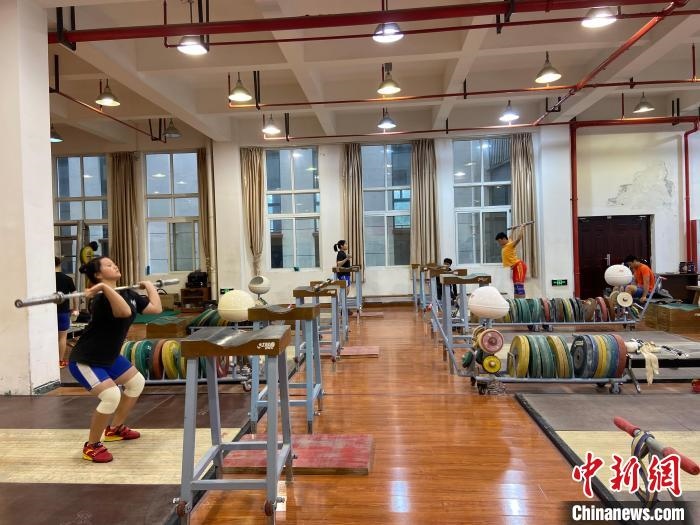 石智勇的師弟師妹們訓練場景?！×植?攝