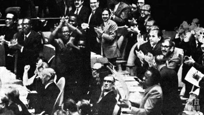 △第2758號決議通過后，現(xiàn)場爆發(fā)出熱烈歡呼聲。(資料圖)