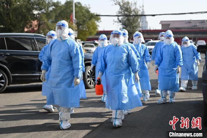圖為醫(yī)務(wù)人員在封閉小區(qū)做防控工作?！⑽娜A 攝