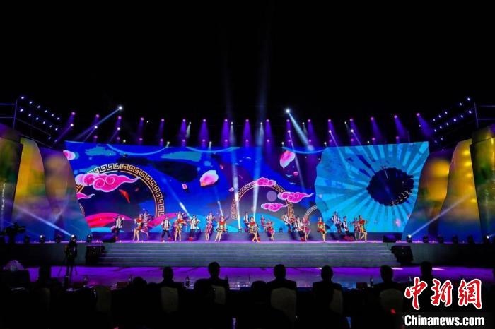 圖為中國(guó)·重慶秀山第二屆“金山銀山”文化旅游節(jié)開幕現(xiàn)場(chǎng)?！⌒闵娇h文旅委供圖