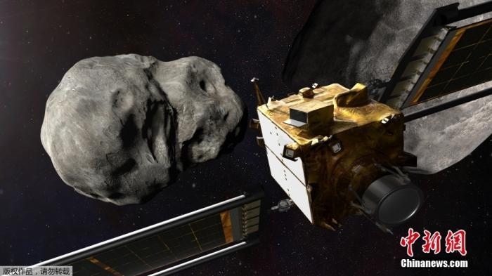 當?shù)貢r間11月4日，法新社公布了兩張來自美國宇航局的太空效果圖，畫面顯示一艘宇宙飛船從小行星后面進行撞擊。據(jù)悉，美國宇航局計劃讓一艘以每小時24000公里的速度飛行的宇宙飛船撞上一顆小行星以進行“行星防御”測試，雖然地球尚且沒有面臨如此緊迫的危險。