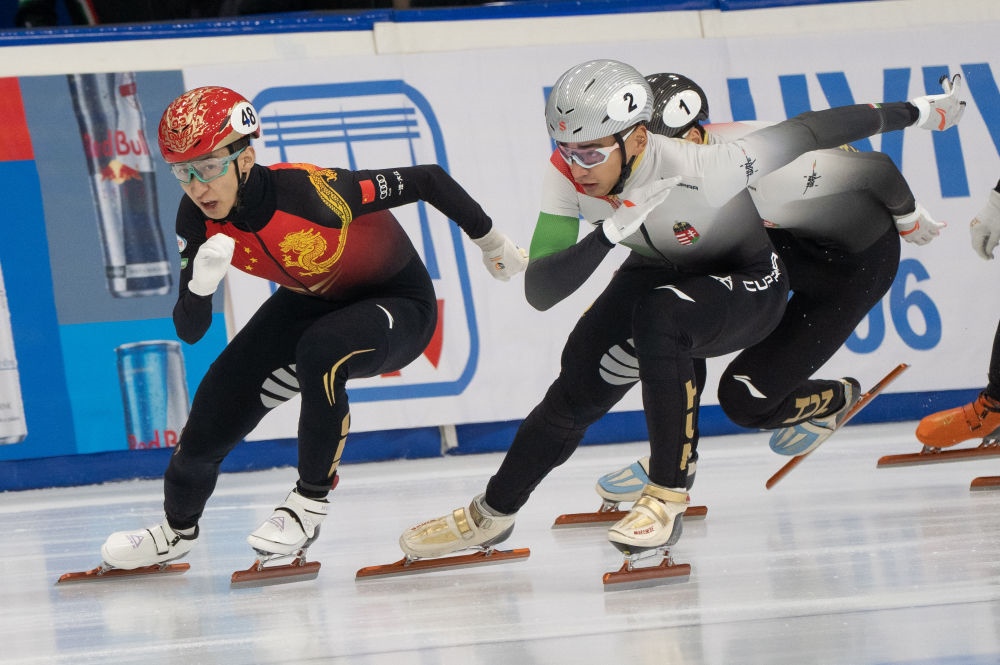 11月20日，中國選手武大靖(左)和匈牙利選手劉少林在比賽中。劉少林奪得冠軍，武大靖獲得第四名。新華社發(fā)(弗爾季·奧蒂洛 攝)