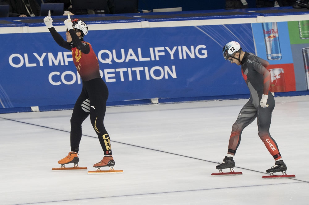 11月20日，任子威(左)在比賽后慶祝。新華社發(fā)(弗爾季·奧蒂洛 攝)