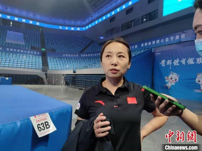 中國滑冰協(xié)會主席、前中國短道速滑隊主教練李琰表示，”冰雪惠民計劃“能推動更多人上冰 郝凌宇 攝