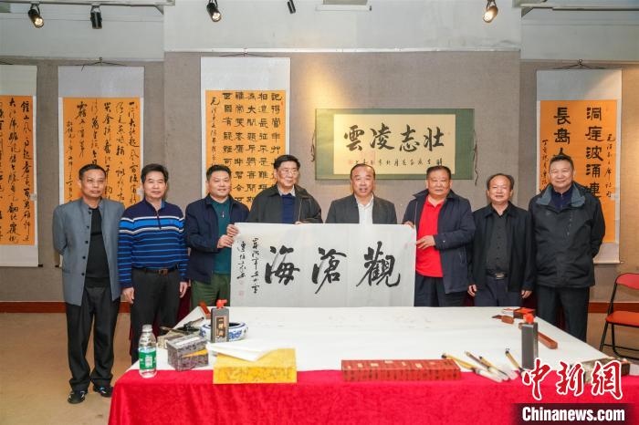 圖為百名將軍書畫展活動(dòng)現(xiàn)場?！∷涡憬?攝 攝