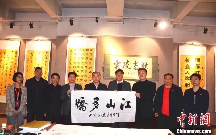 圖為百名將軍書畫展活動(dòng)現(xiàn)場。　顏新陽 攝 攝