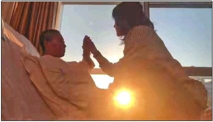 每天早上媽媽醒來后，母女倆都會(huì)迎著晨曦握手、擊掌?！∫曨l截圖