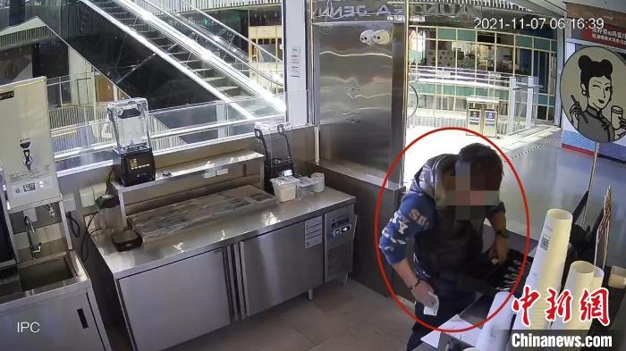 嫌疑人實(shí)施犯罪行為的監(jiān)控視頻?！↑S浦公安供圖