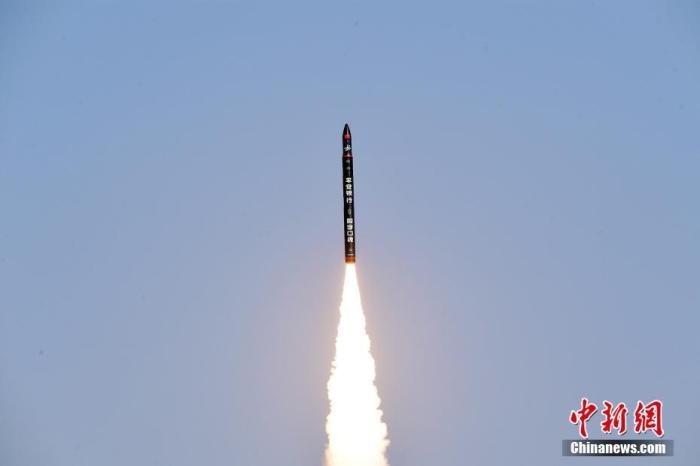 北京時間2021年12月7日12時12分，谷神星一號遙二運載火箭在中國酒泉衛(wèi)星發(fā)射中心成功發(fā)射升空，將搭載的天津大學一號、麗澤一號、寶醞號、金紫荊五號、金紫荊一號03星等5顆小衛(wèi)星順利送入預定軌道，發(fā)射任務獲得圓滿成功。汪江波 攝