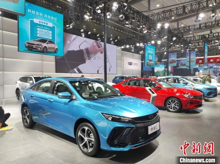 長沙國際車展上展出的汽車?！√菩∏?攝