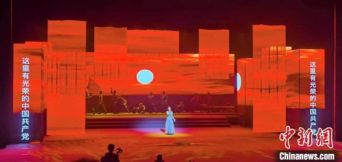 圖為“百年風(fēng)華”大型音樂史詩劇現(xiàn)場。　劉海靈 攝