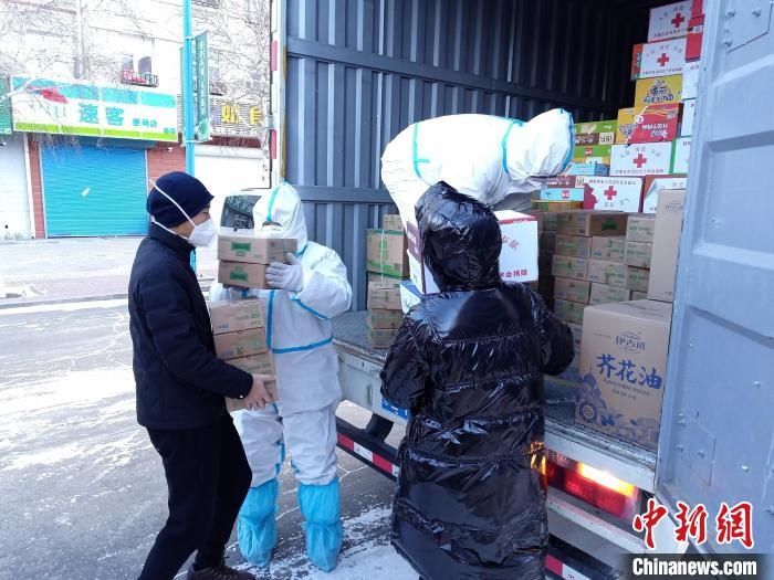 圖為滿洲里物資保障巡回補(bǔ)給車隊(duì)配貨現(xiàn)場。　秦甜偉 攝
