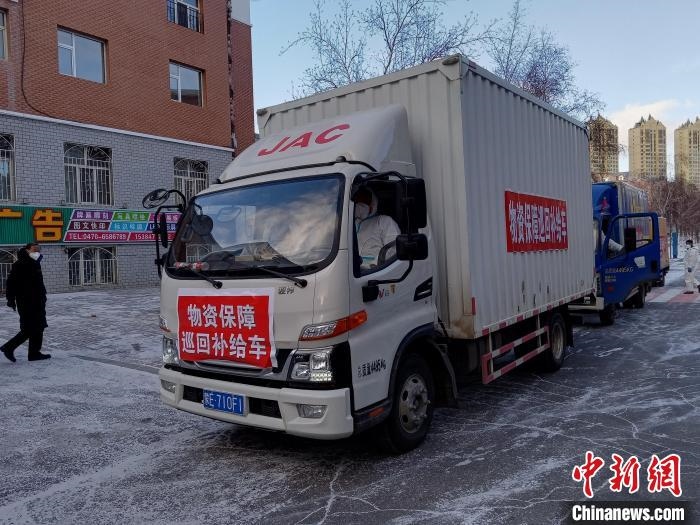 圖為滿洲里物資保障巡回補(bǔ)給車隊(duì)配貨現(xiàn)場?！∏靥饌?攝