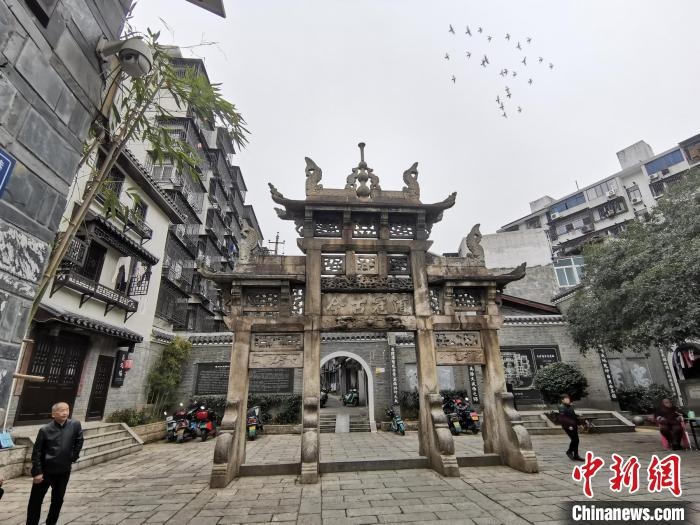 “道冠古今”牌坊?！×荷?攝