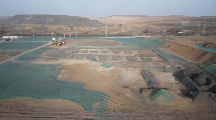 2021年12月11日，督察組使用無人機拍攝，神木市蘭炭產(chǎn)業(yè)特色園區(qū)檸條塔片區(qū)廢水集中處理設施僅完成部分基礎建設