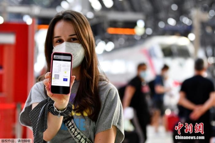 當?shù)貢r間2021年9月1日，意大利米蘭，乘客在火車站出示的健康證明。