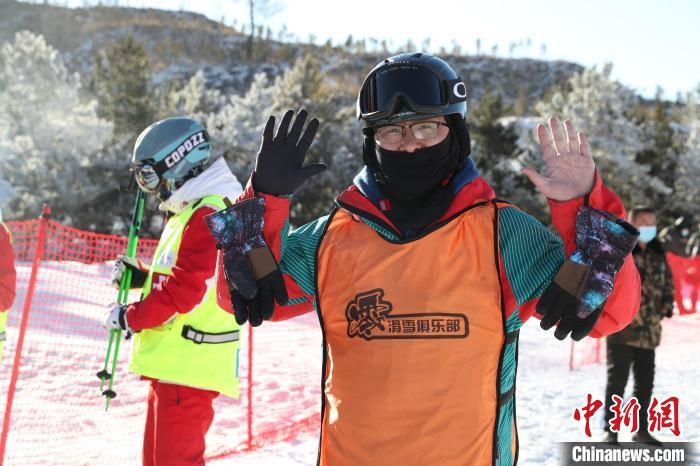 圖為滑雪場現(xiàn)場。　許婷 攝