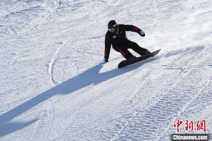 圖為滑雪場現(xiàn)場?！≡S婷 攝