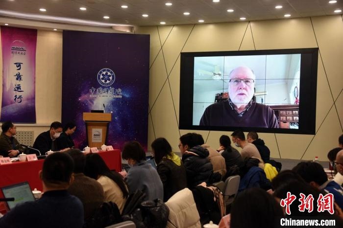 美國(guó)伊利諾伊大學(xué)教授理查德？克魯切爾通過(guò)視頻點(diǎn)評(píng)FAST測(cè)量星際磁場(chǎng)最新研究成果?！?lt;a target='_blank' href='/'>中新社</a>記者 孫自法 攝