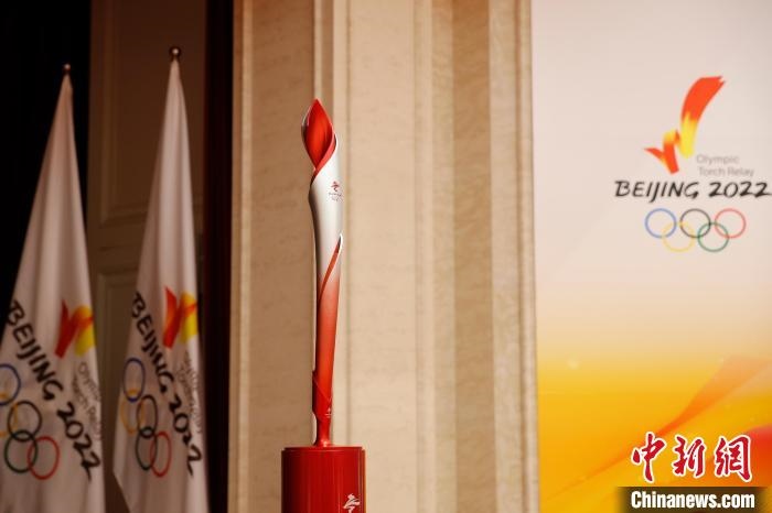展示的北京冬奧會(huì)火炬?！〗x 攝