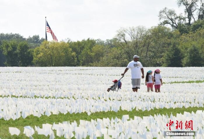 當(dāng)?shù)貢r間2021年9月18日，美國首都華盛頓國家廣場上插著數(shù)十萬白色旗幟，悼念新冠逝者。這個名為“在美國：銘記”藝術(shù)裝置由美國藝術(shù)家弗斯滕伯格(Suzanne Firstenberg)策劃，她計劃在兩周內(nèi)與公眾一起在華盛頓國家廣場插上與美國新冠死亡病例數(shù)對應(yīng)的白旗，以示悼念。 <a target='_blank' href='/'>中新社</a>記者 陳孟統(tǒng) 攝