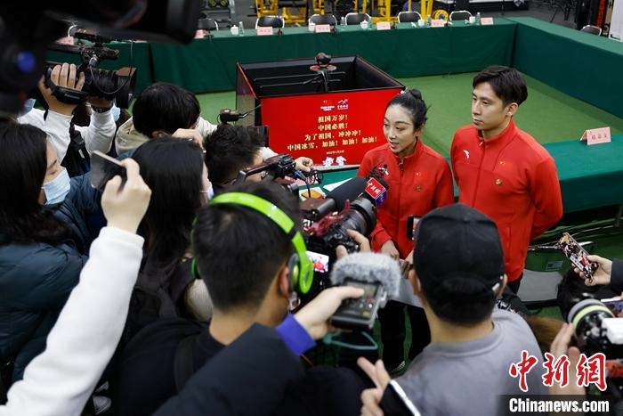 1月5日晚，全力沖刺北京冬奧學(xué)習(xí)座談會在北京舉行。座談會后，中國花樣滑冰雙人滑組合隋文靜、韓聰接受記者采訪。 <a target='_blank' href='/'>中新社</a>記者 富田 攝