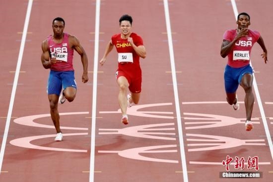 資料圖：北京時(shí)間8月1日晚，在東京奧運(yùn)會(huì)男子百米決賽中，中國選手蘇炳添以9.98秒的成績獲得第六名，作為首位闖進(jìn)奧運(yùn)男子百米決賽的中國人，他再次創(chuàng)造了歷史。圖為蘇炳添在比賽中。<a target='_blank' href='/'>中新社</a>記者 富田 攝