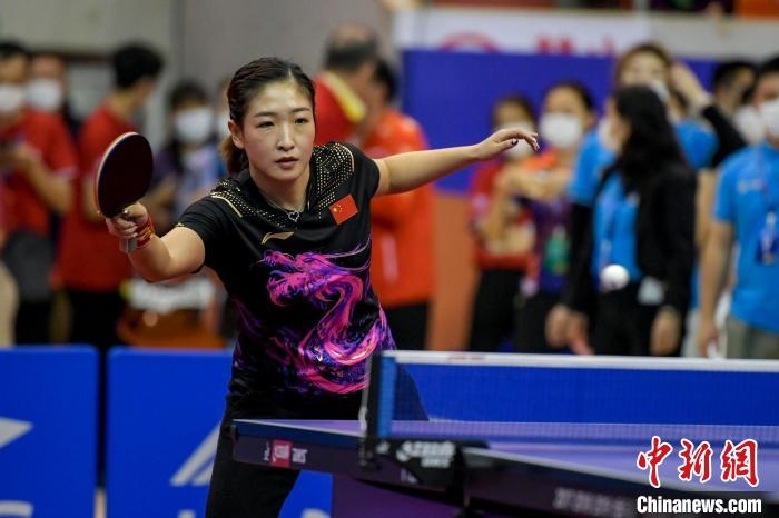 劉詩雯在2021年全國(guó)乒乓球“業(yè)余球王”總決賽中與選手互動(dòng)交流球技。　駱云飛 攝