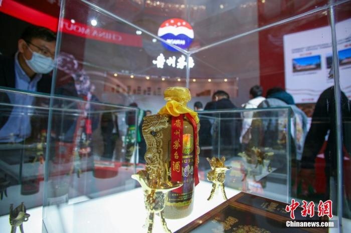 10月19日，天津，參觀者在中國茅臺展位參觀展示的白酒。當(dāng)天，第105屆全國糖酒商品交易會在國家會展中心(天津)啟幕。本屆糖酒會展覽總面積20萬平方米，吸引了來自40多個國家和地區(qū)的3504家參展商參展，共設(shè)置了傳統(tǒng)酒類、葡萄酒及國際烈酒、食品及飲料、調(diào)味品及配料、食品機械及包裝等展區(qū)。 <a target='_blank' href='/'>中新社</a>記者 佟郁 攝