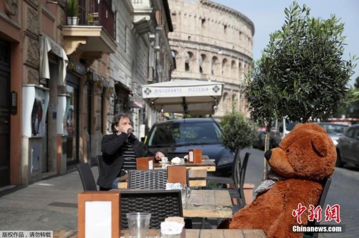 資料圖：意大利羅馬斗獸場附近的酒吧，顧客在露臺上喝酒。