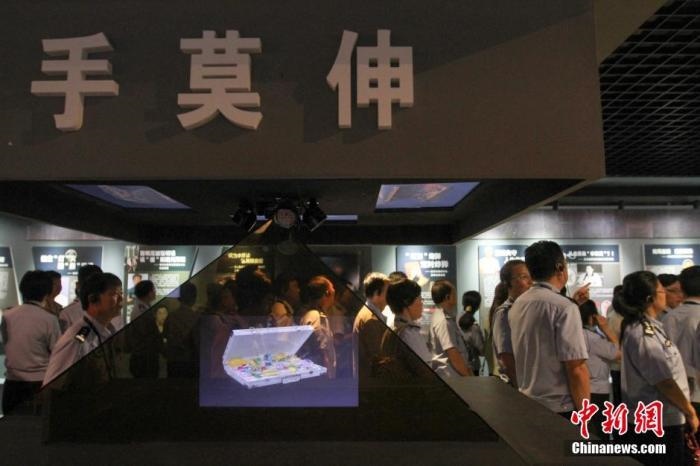 資料圖：2015年10月，海南省公安廳組織黨員干部前往反腐倡廉警示教育基地參觀受教。洪堅鵬 攝