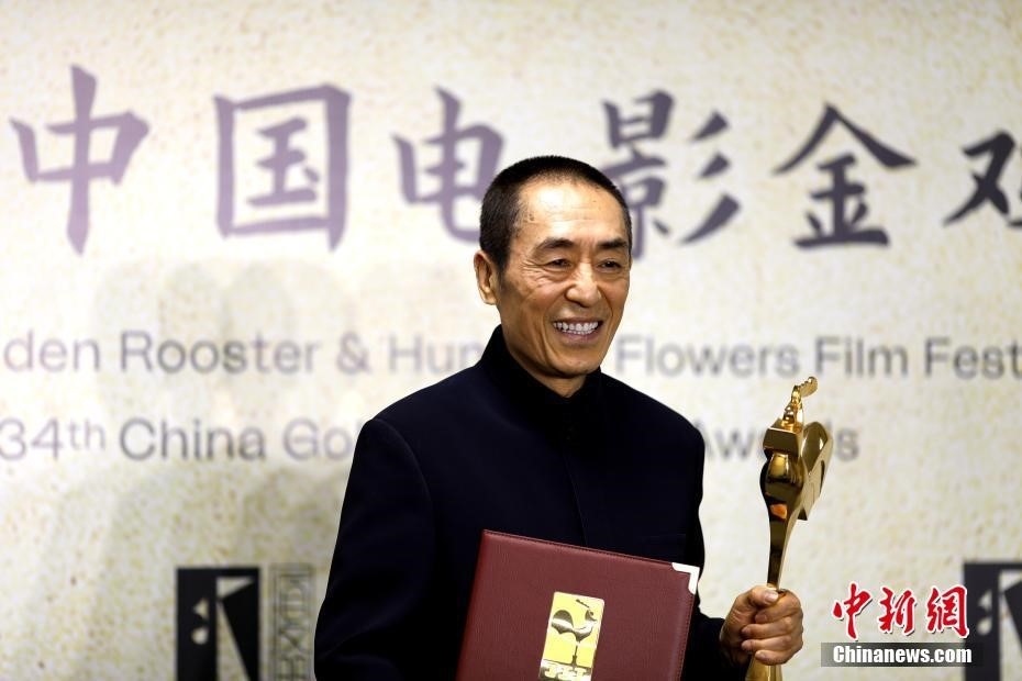 (資料圖：張藝謀以執(zhí)導(dǎo)《懸崖之上》榮膺最佳導(dǎo)演獎(jiǎng)。 <a target='_blank' href='/'>中新社</a>記者 呂明 攝)